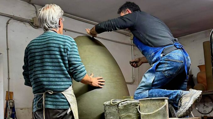 Ceramica da record: a Deruta l'Uovo di Pasqua più grande